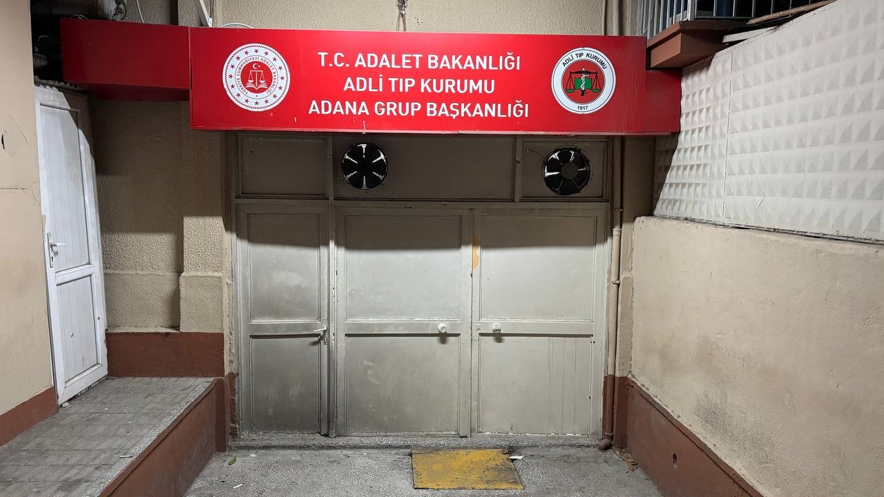 Adana’da cadde ortasında iki kişi arasında çıkan bıçaklı kavgada bir kişi hayatını kaybetti.