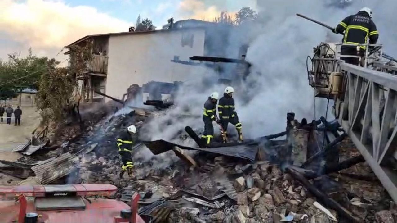 Yangın çıkan ev çöktü, iki kardeş enkaz altında aranıyor