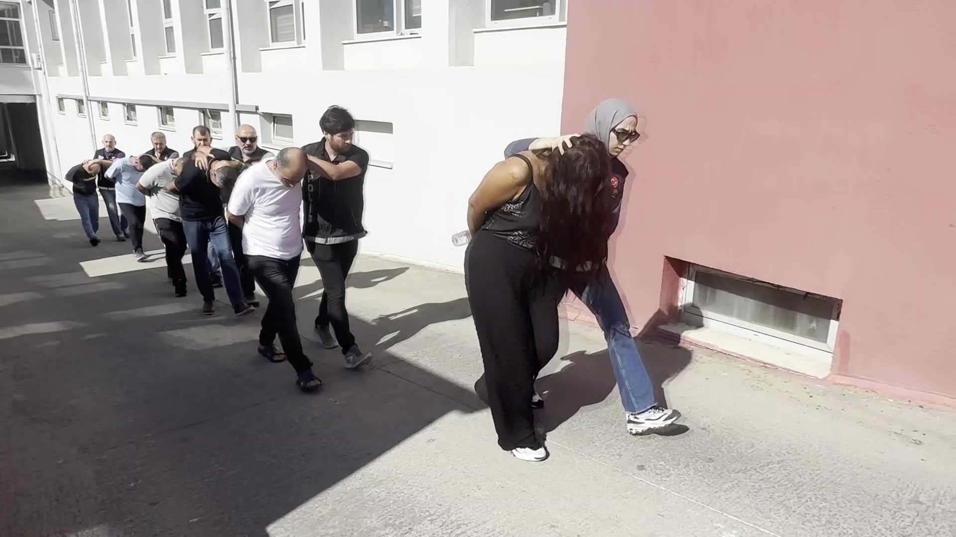 Adana'da torbacılara operasyon: 1'i kadın 6 kişi tutuklandı   