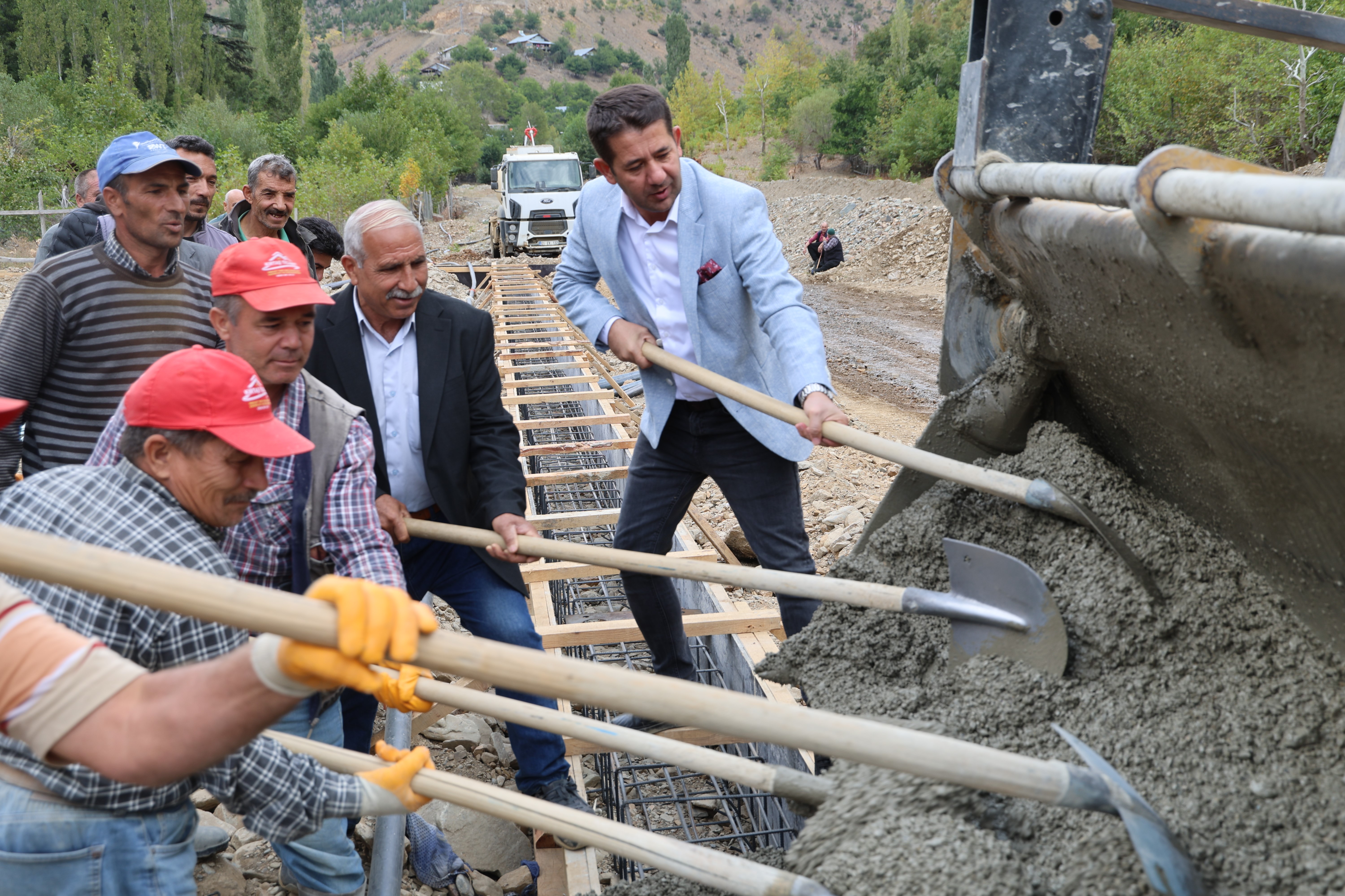 İstanbul'dan dönüp başkan oldu, köyleri modern sahalara kavuşturmaya başladı