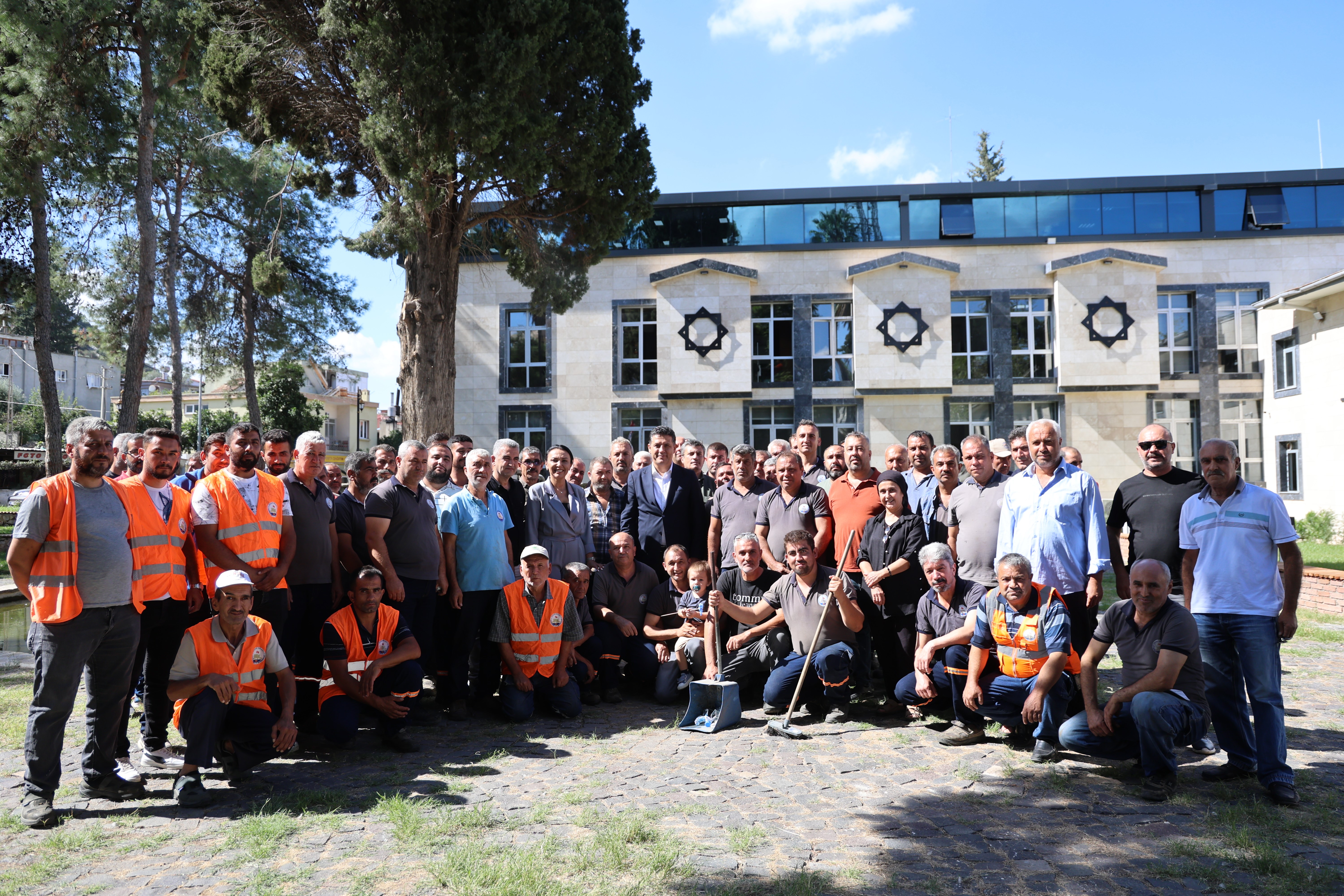 Sokakları tertemiz yaptılar, prim alınca davul zurnayla teşekkür ettiler