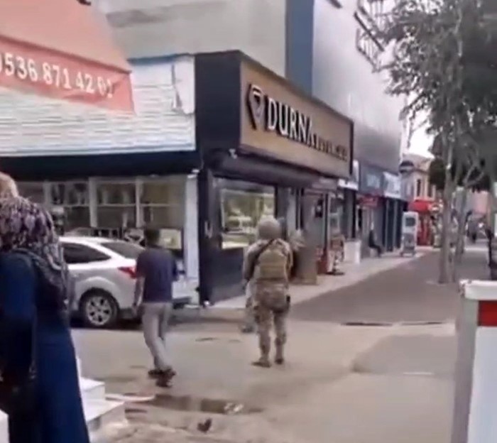 Adana'da uyuşturucu bağımlısının aile bireylerini rehin aldığı iddiası