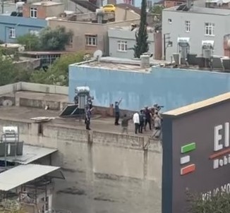 Ailesini rehin alıp bıçak çekti, özel harekat polisi bacağından vurdu