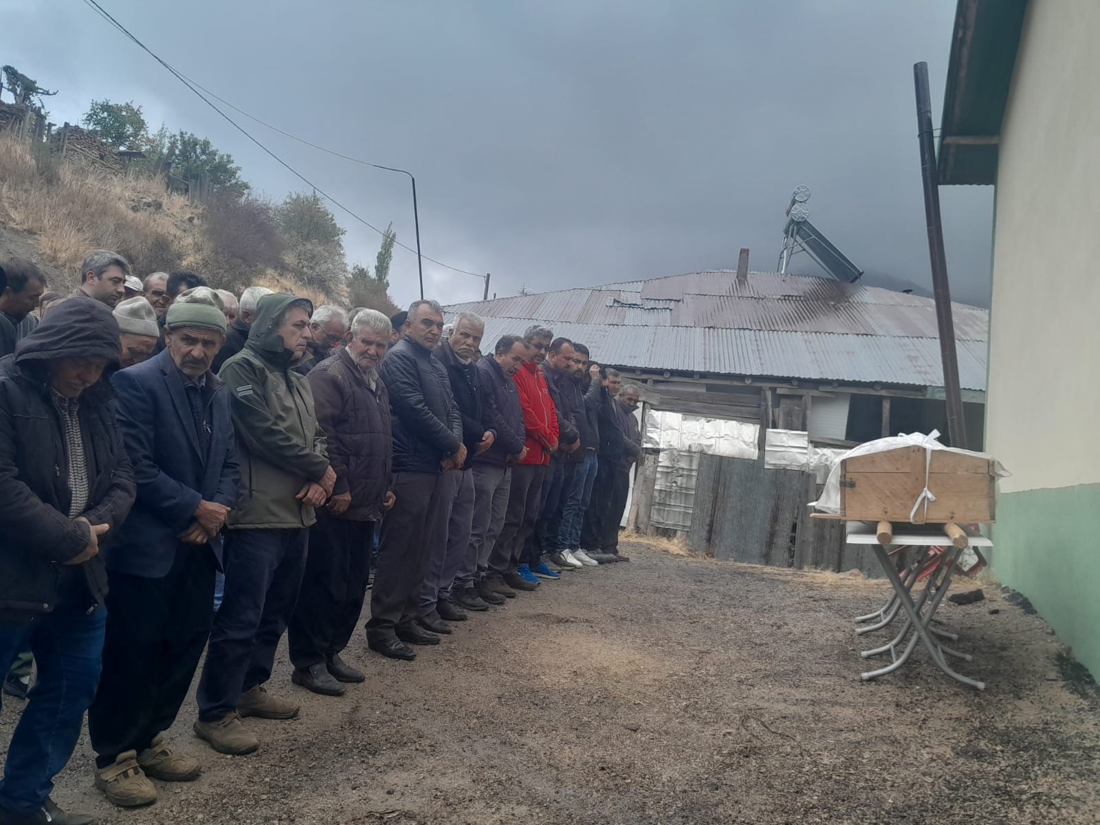 Yangında ölen yaşlı iki kardeşin cenazesi tek tabutla getirildi, aynı mezara defnedildi