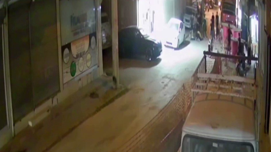 İki grup arasında kavga çıktı, o anlar kameraya yansıdı