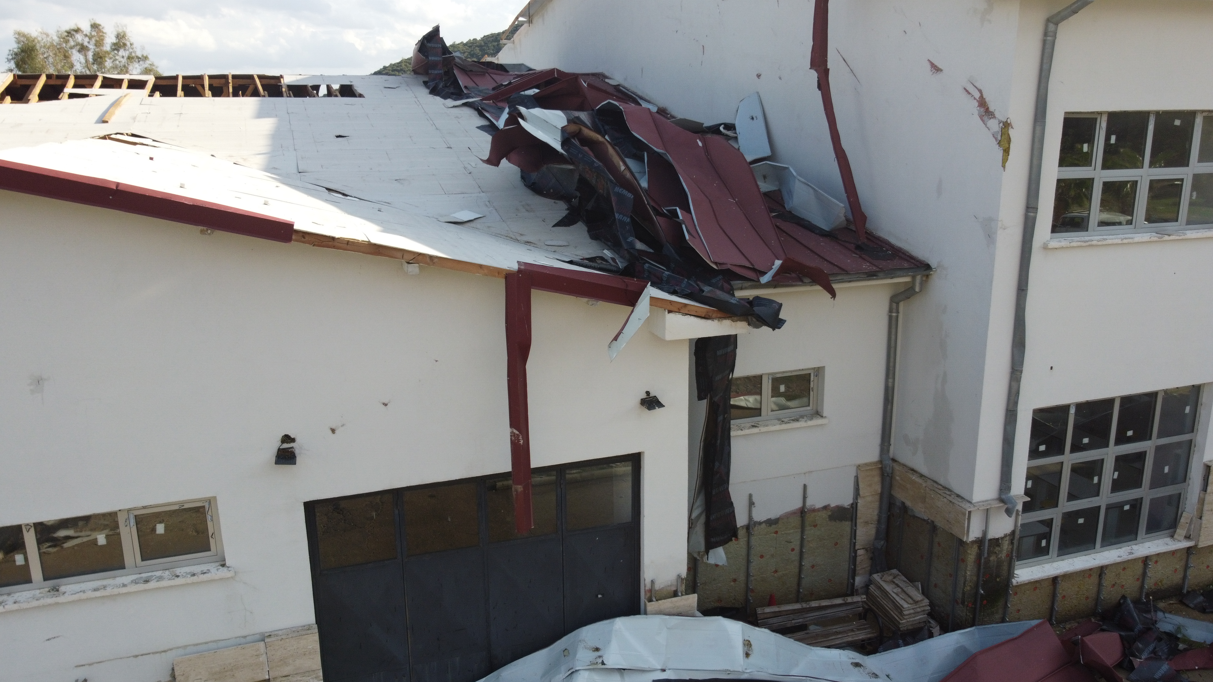 Hortum öğrenciler içerideyken okulu vurdu, çatıyı uçurdu, ağaçları devirdi