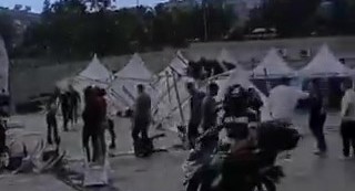 Kuvvetli rüzgar 'Kariyer Fuarı' çadırlarını uçurdu   