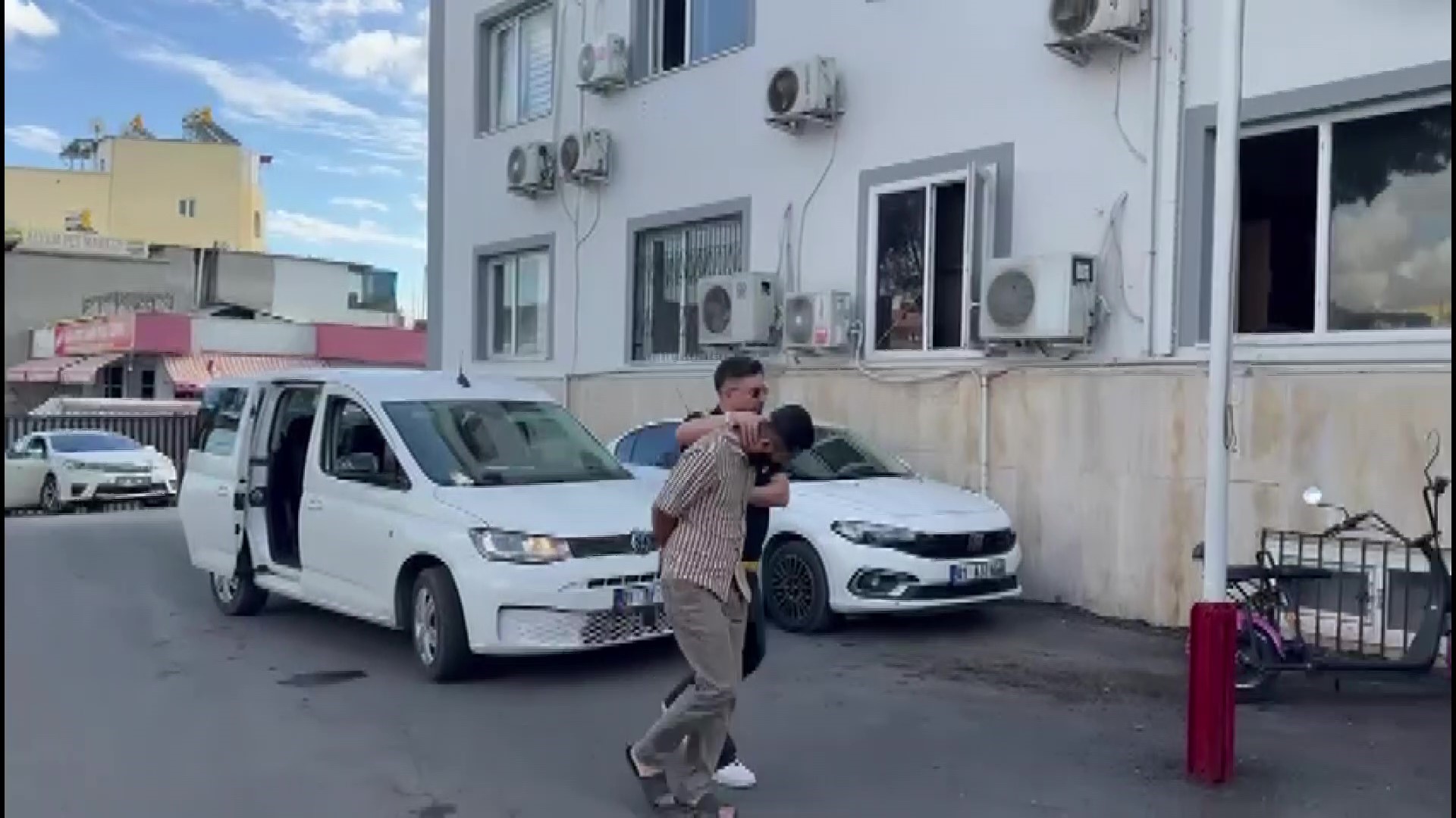 Polis süsü verip çakarla gezdi, havaya ateş açıp çocukların üzerini aradı  