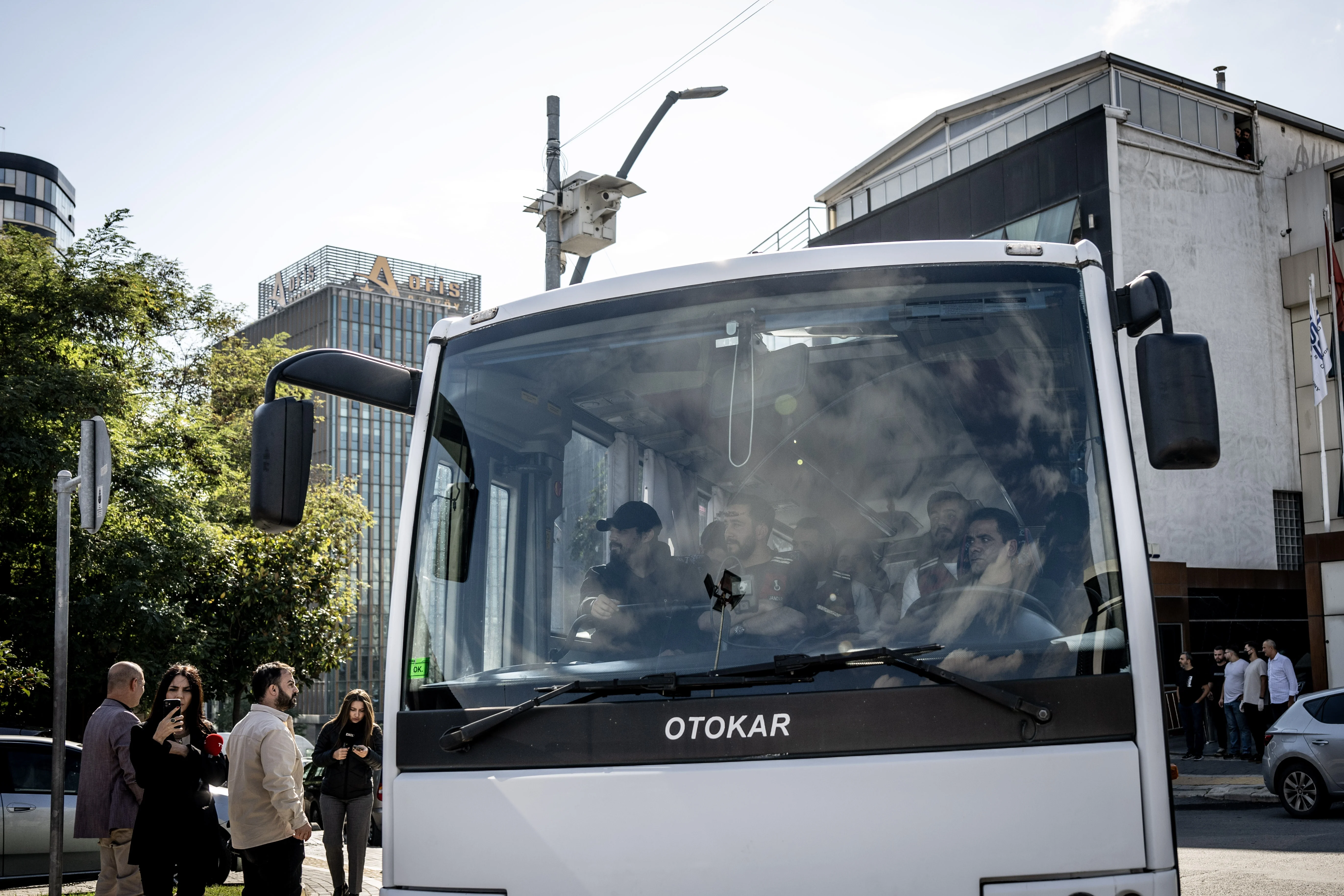 Ünlülere yapılan uyuşturucu operasyonunda, 19 kişi serbest kaldı!