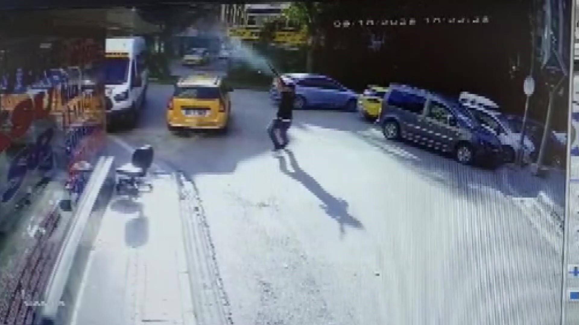 Adana’da kafeye otomatik tüfekle saldırı kamerada