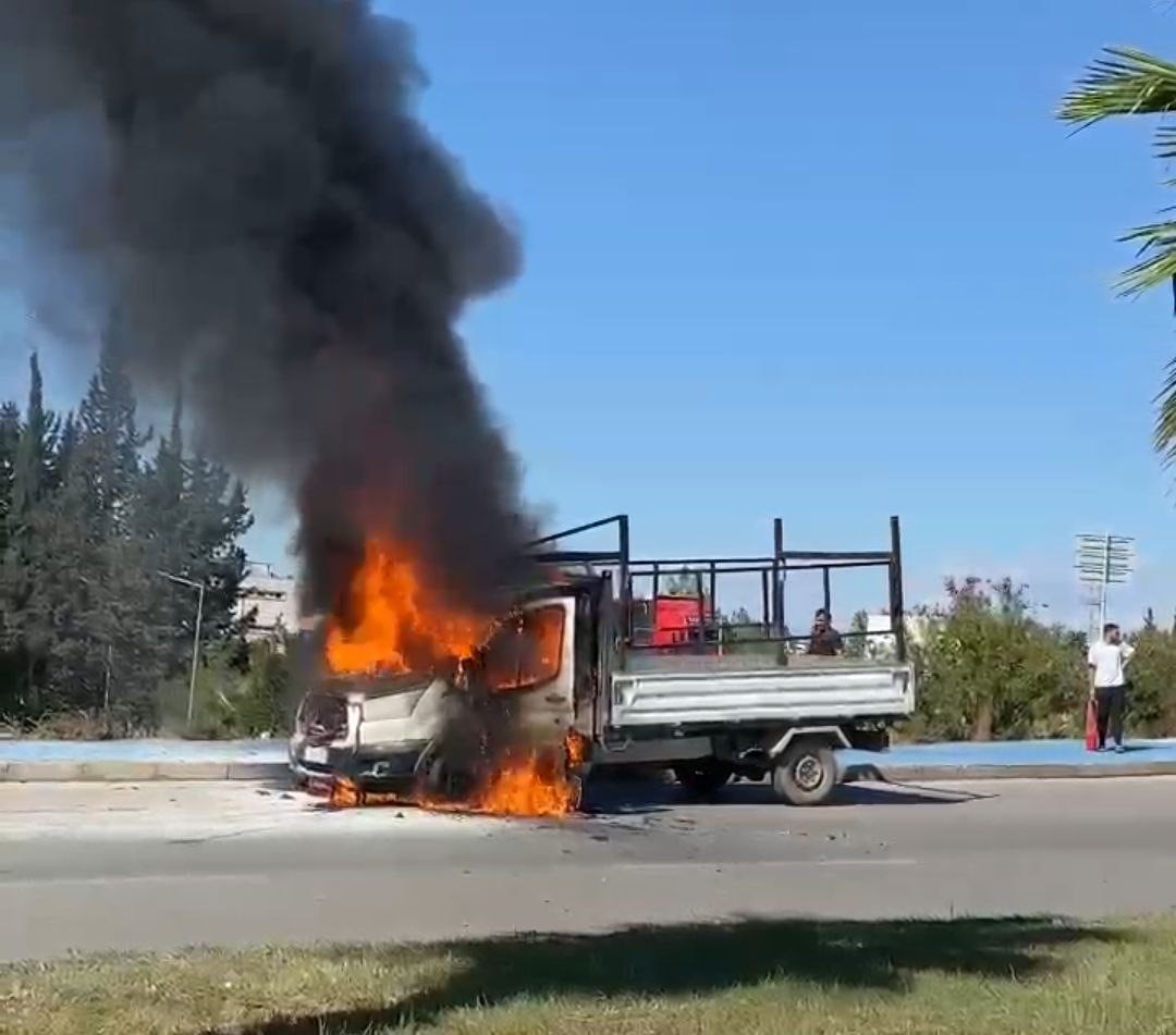 Adana'da kamyonet alev alev yandı