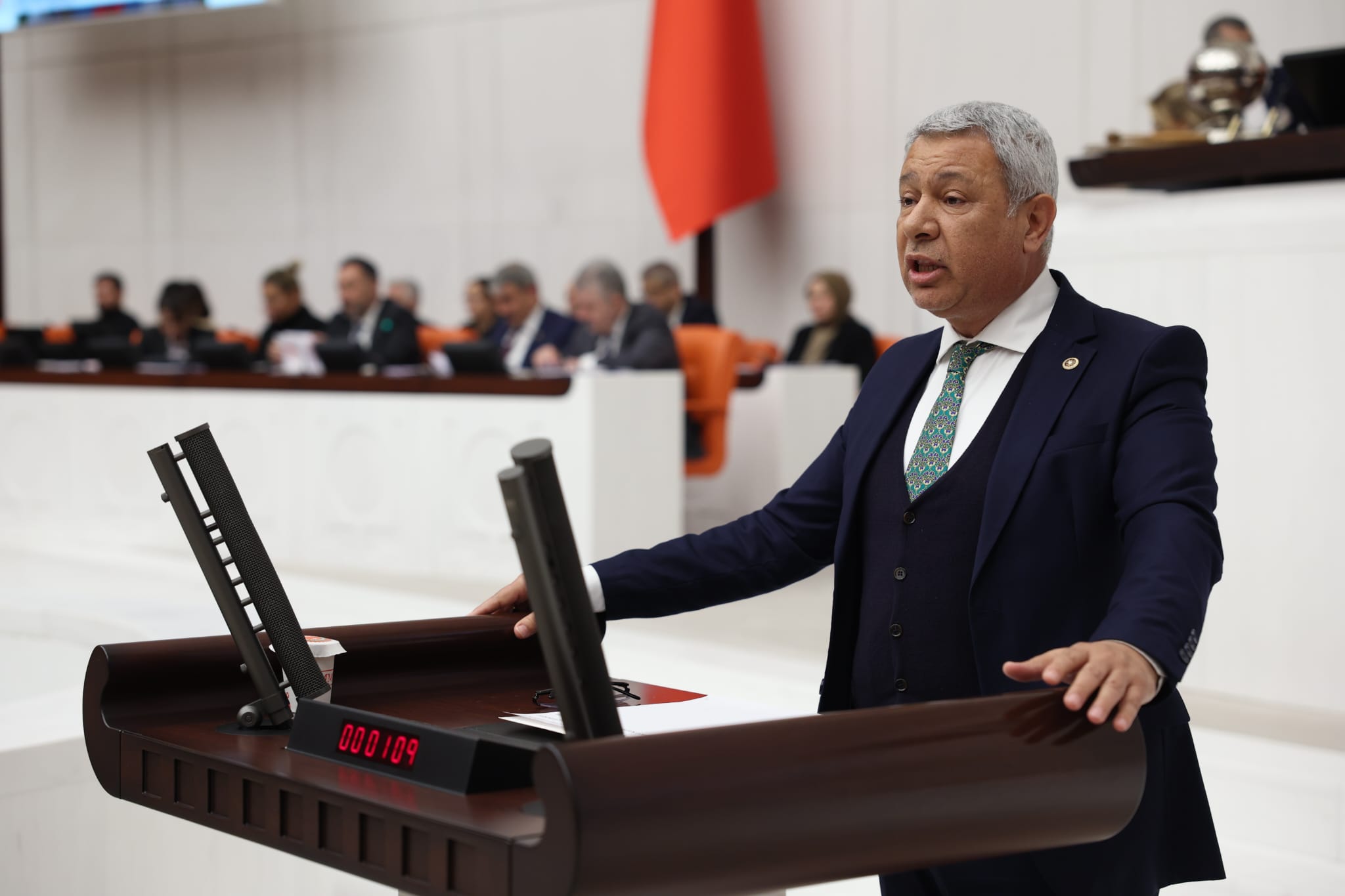 Orhan Sümer: Sarayın tek derdi lüks hayat!