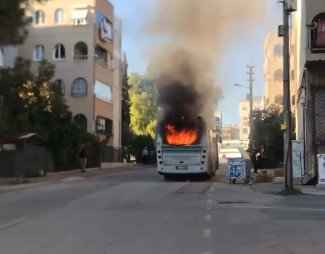 Adana'da park halindeki halk otobüsü yandı