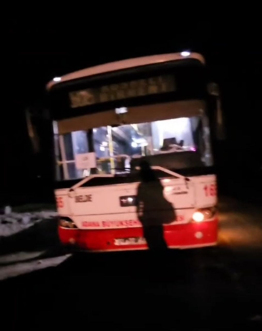 Sürekli arızalanan otobüs, vatandaşları isyan ettirdi