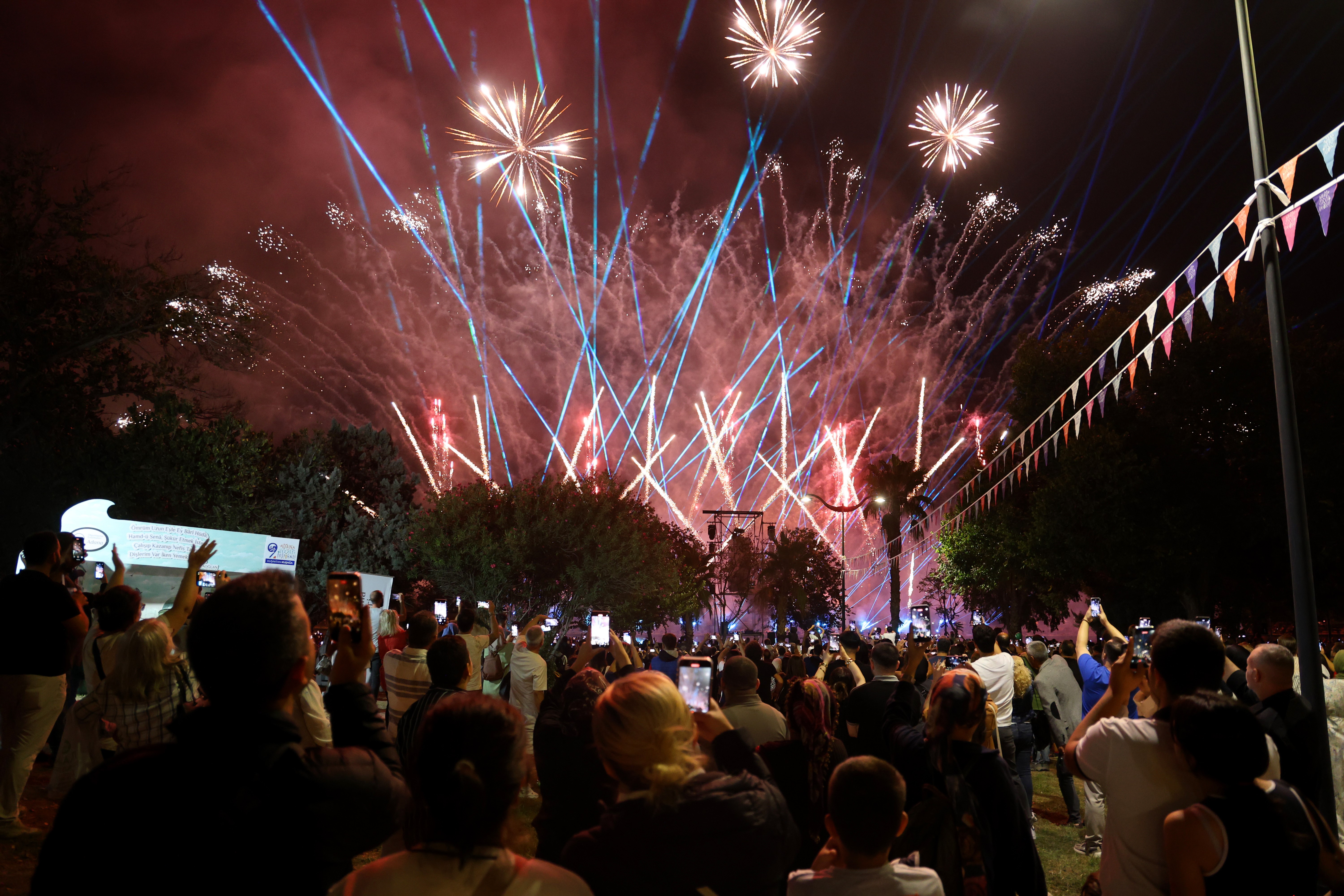 Adana'da dron, lazer ve havai fişek gösterisi, görsel şölene sahne oldu