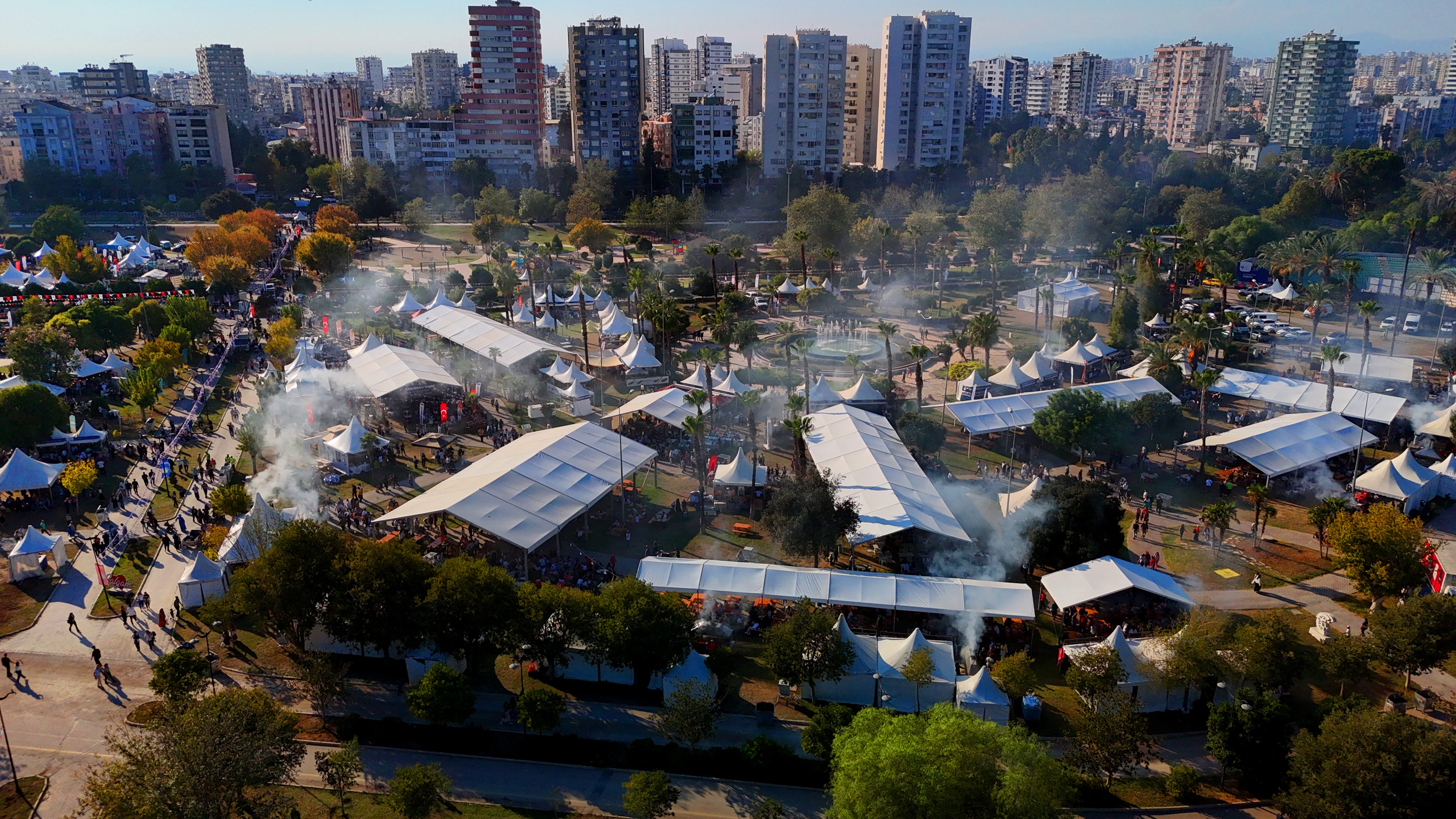 Lezzet Festivali'nde, gökyüzü kebap dumanlarıyla kaplandı