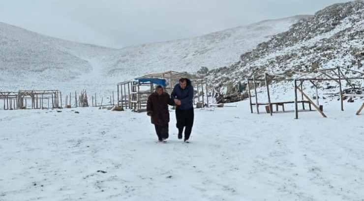 Aniden kar bastırınca yaylada mahsur kalan kadın kurtarıldı 