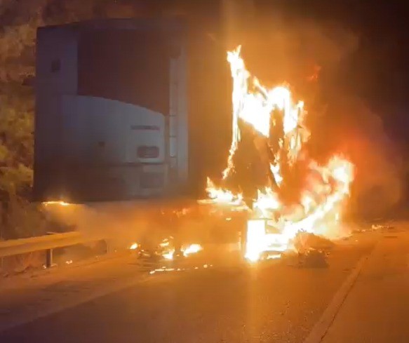 Pozantı'da, et yüklü tır dorsesi yandı