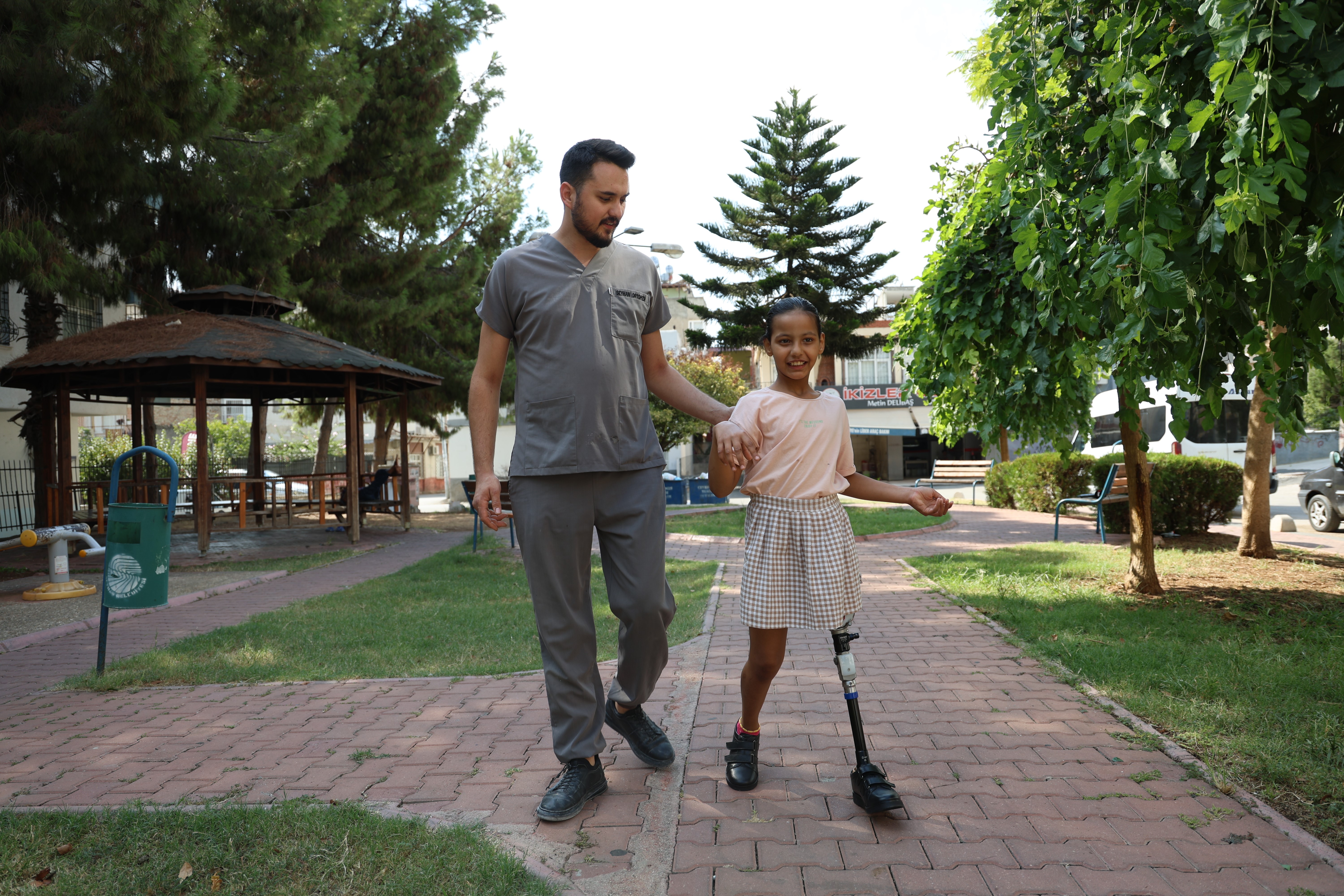 Belediye otobüsü altında kalan Rukiye, protez bacakla ilk adımı attı  