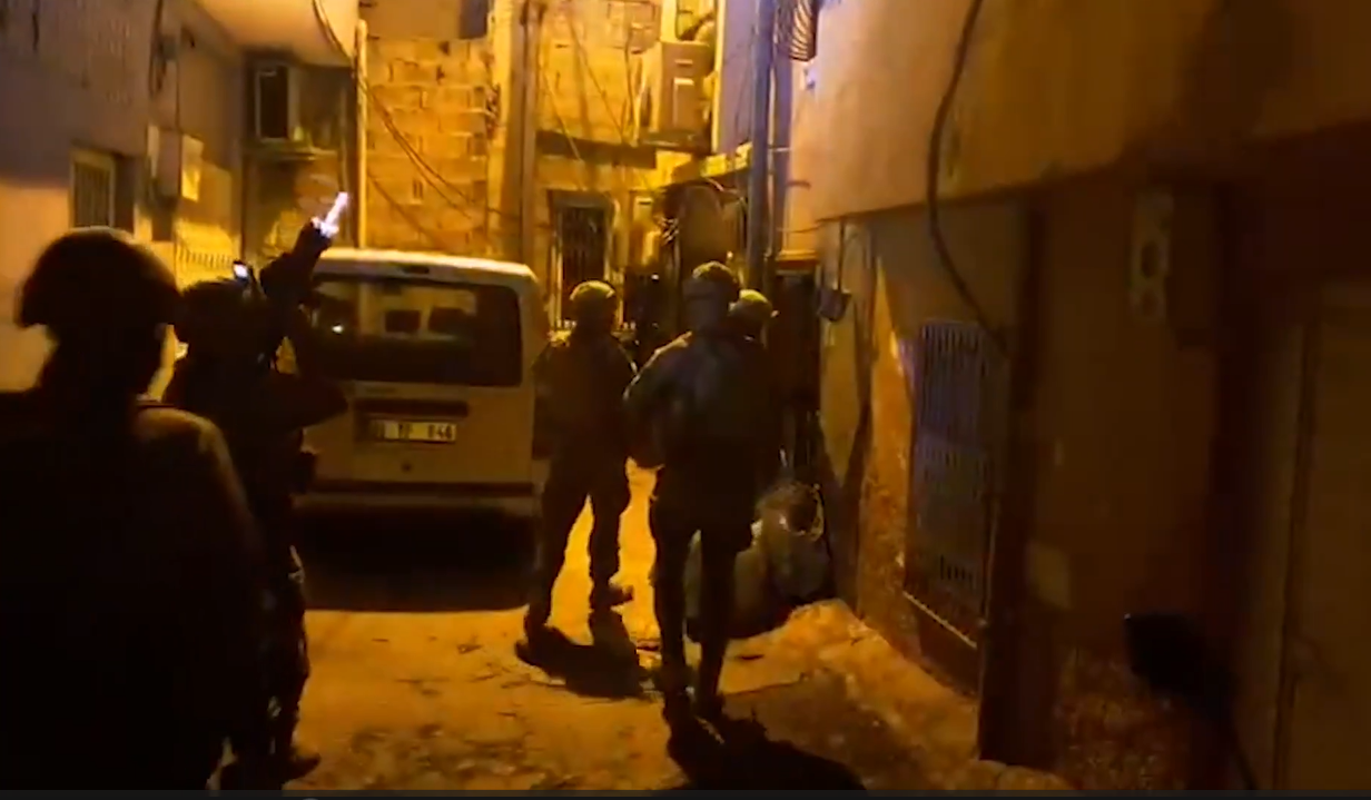 İçişleri Bakanı Ali Yerlikaya Adana’da yapılan operasyonun ayrıntılarını paylaştı; 106 kişi gözaltına alındı.