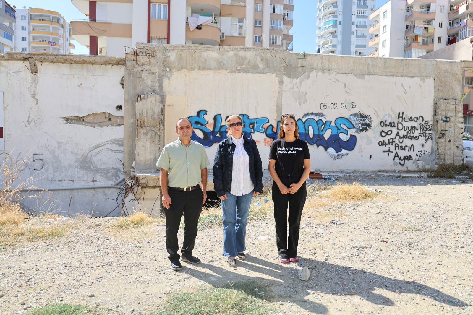 63 kişinin öldüğü apartmanın davasında aileler, karar duruşması öncesi enkaz alanında toplandı