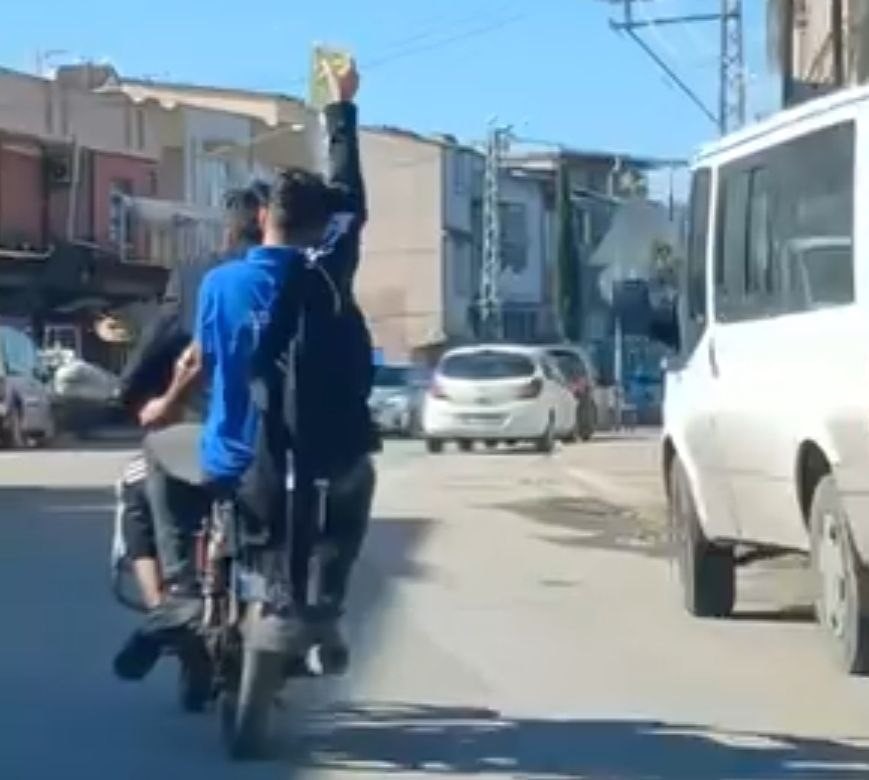 Adana'da trajikomik görüntü: Serum takılı halde motosikletle yolculuk yaptı