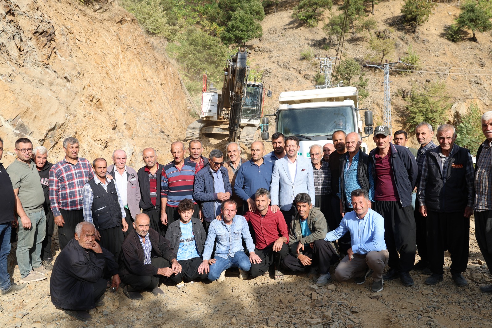 Feke'de üreticilerin kış öncesi zorlu yol sorunu çözüldü: Mahallede büyük sevinç yaşandı