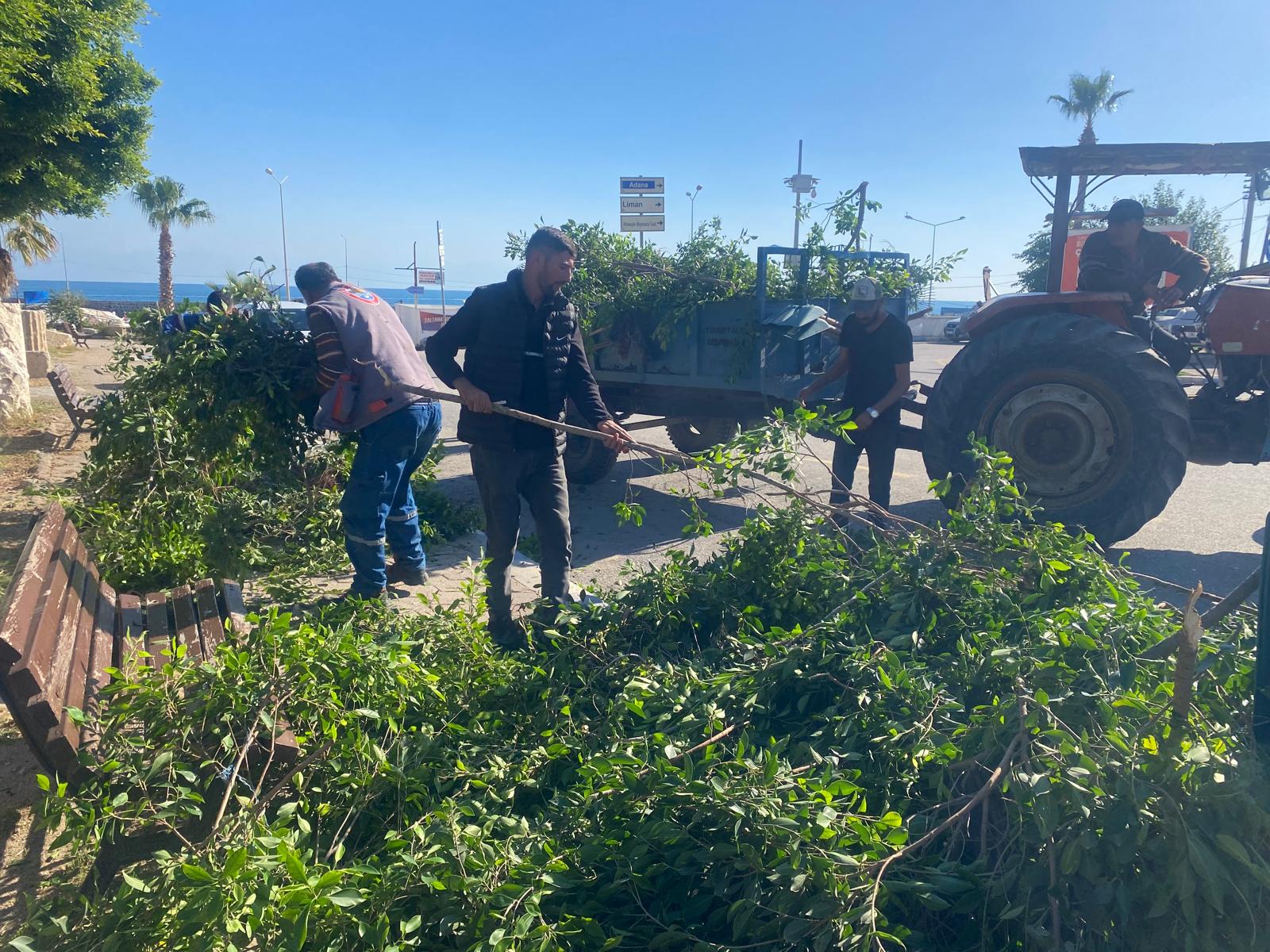 Yumurtalık'ta bayraklar yenileniyor, temizlik çalışmalarıyla ilçe pırıl pırıl oluyor
