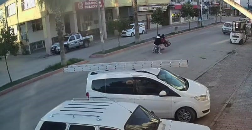 Önünü kaldırdığı motosikletle otomobile çarptı: 2 kişi yaralandı