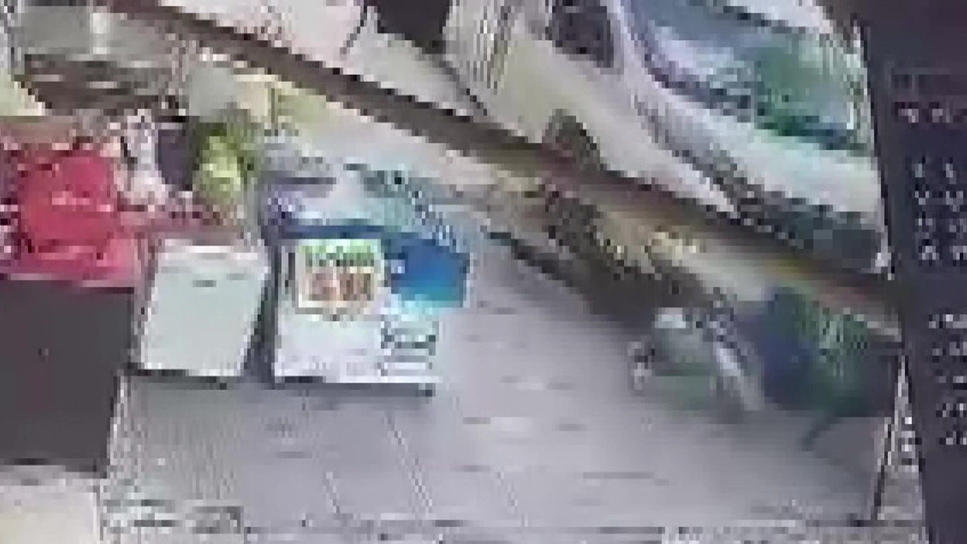 Minibüs kaldırıma çıkıp yayalara çarptı: 2 kişi yaralandı