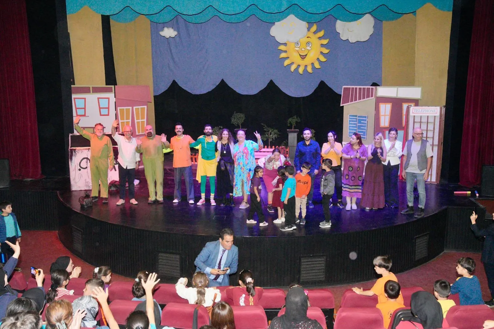 Seyhan Belediyesi’nden, çocuklara renkli tiyatro prömiyeri