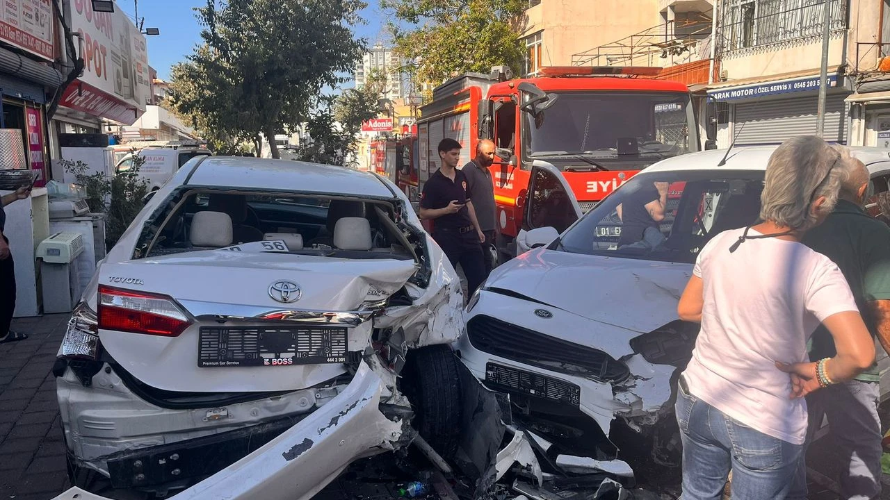 Adana’da, hafif ticari araç park halindeki araçlara çarptı!