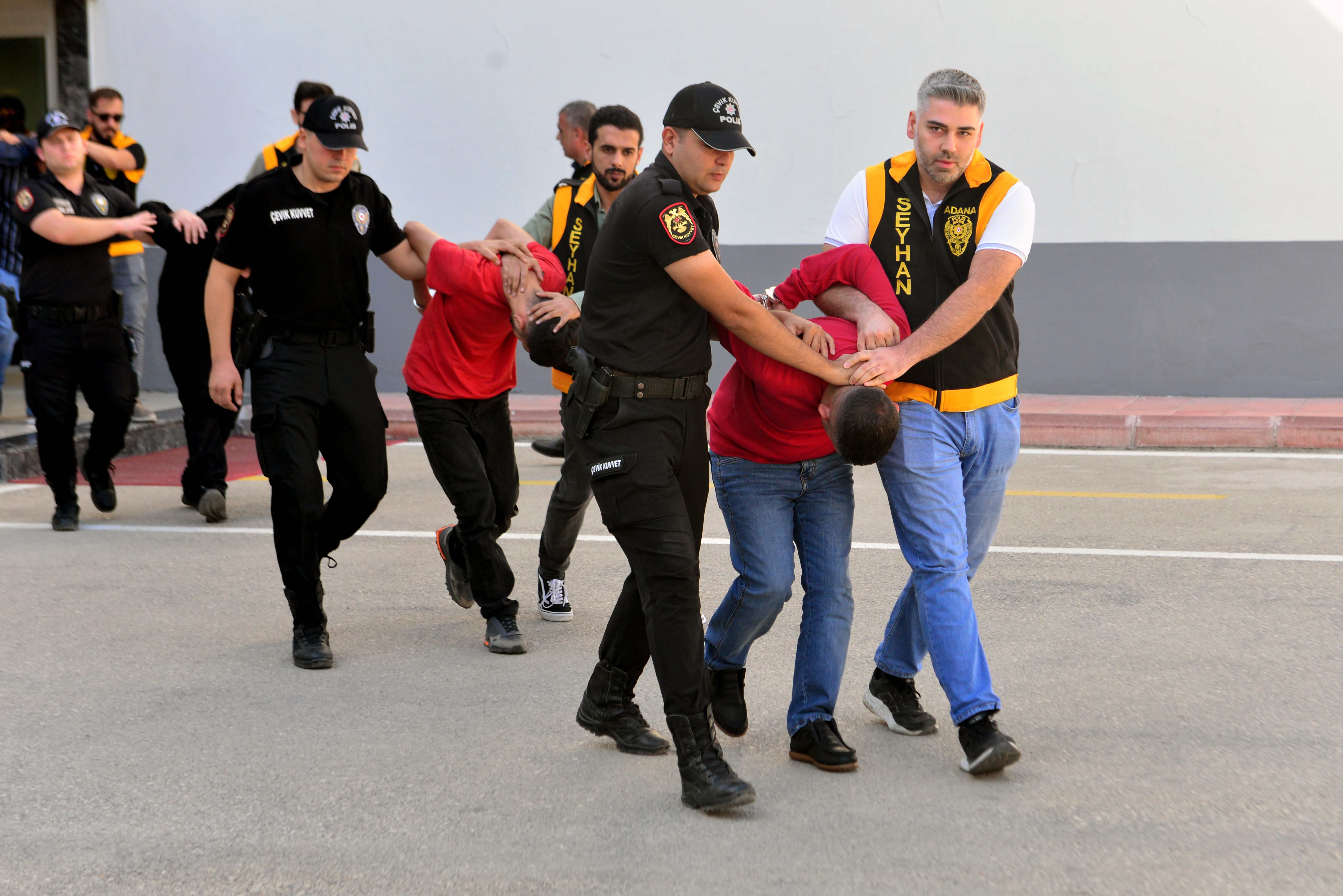 50 milyon haraç isteyip, iş yeri, ev ve muhtarlık kurşunladılar: 6 kişi tutuklandı