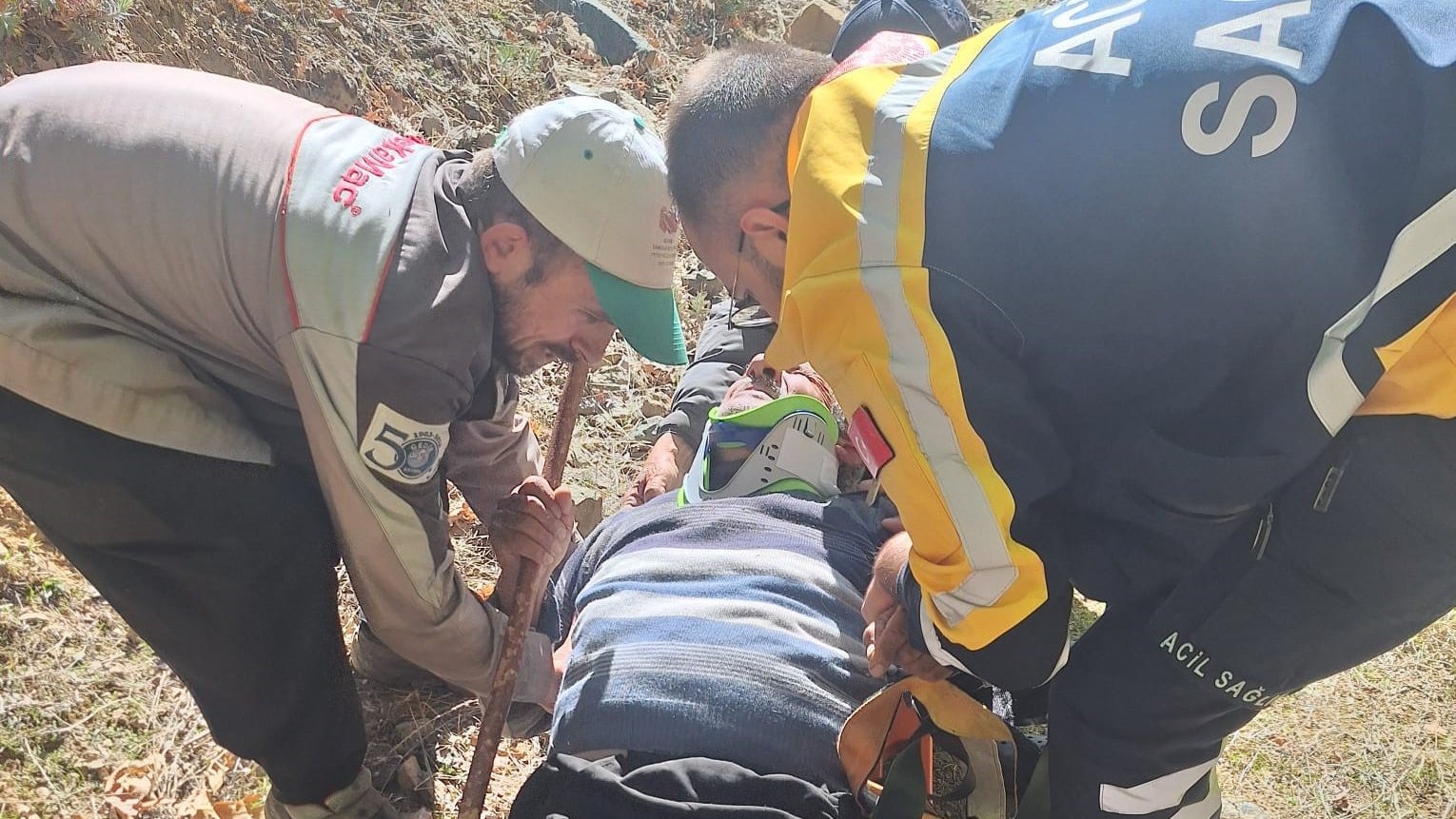 Hayvan otlatırken kayalıklardan düşen gazi kurtarıldı