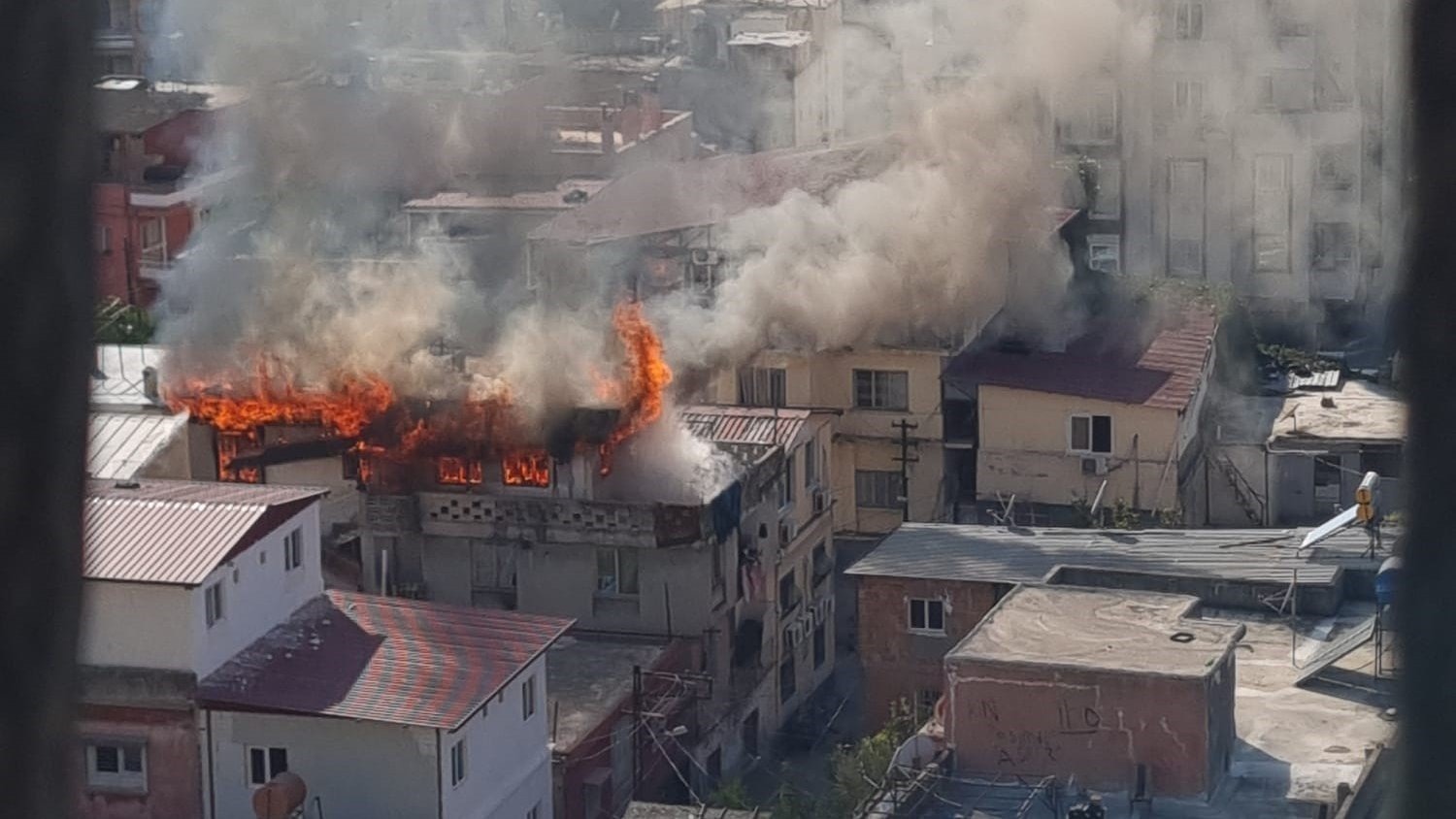 Adana'da 3 katlı ev yanarak kullanılamaz hale geldi