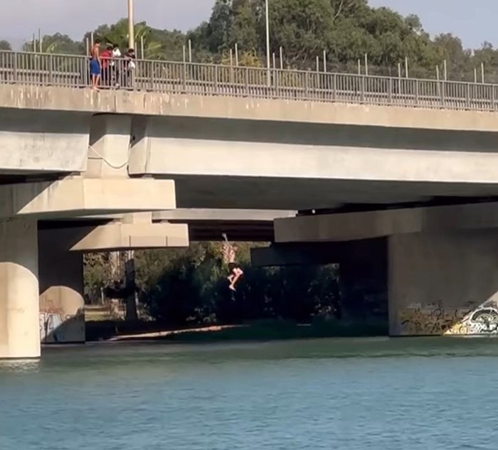 Serinlemek için metrelerce yükseklikten nehre atladılar  