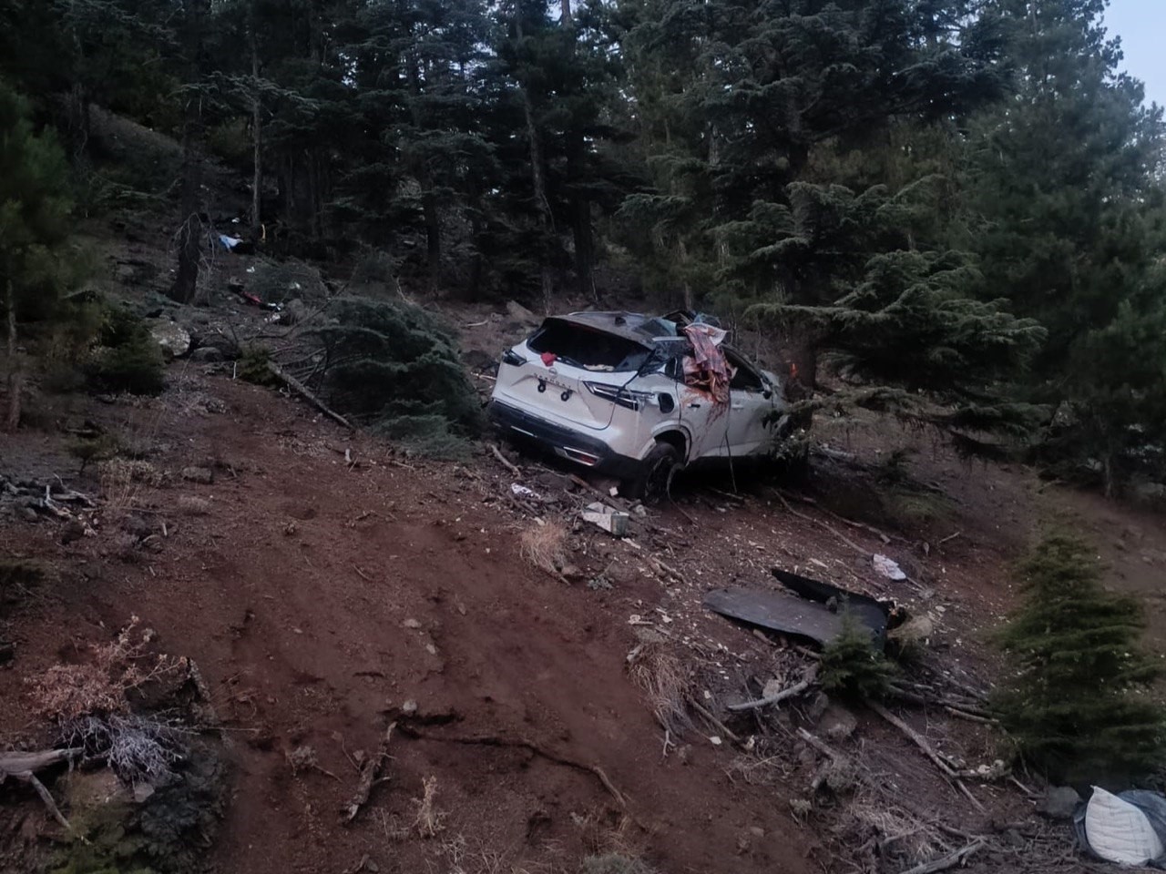 Dağ yolunda otomobil uçuruma yuvarlandı: 2 kişi hayatını kaybetti