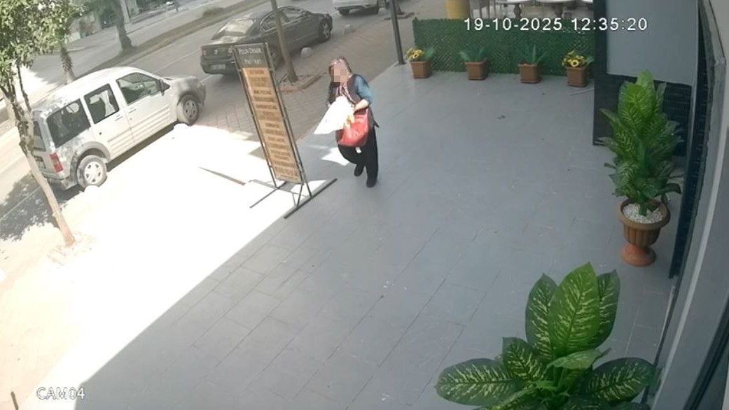 Önce iş yerini kontrol etti sonra yapay çiçekleri çaldı