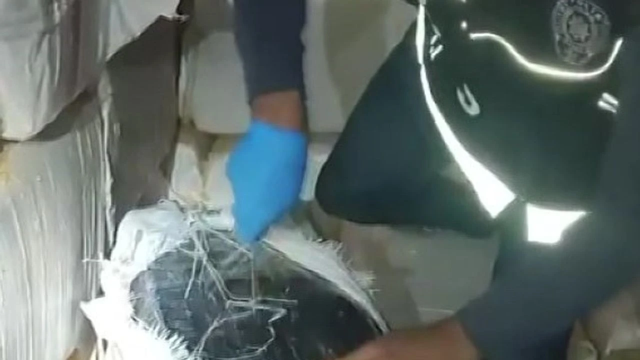 Samanların arasında milyonlarca liralık elektronik sigara ele geçirildi