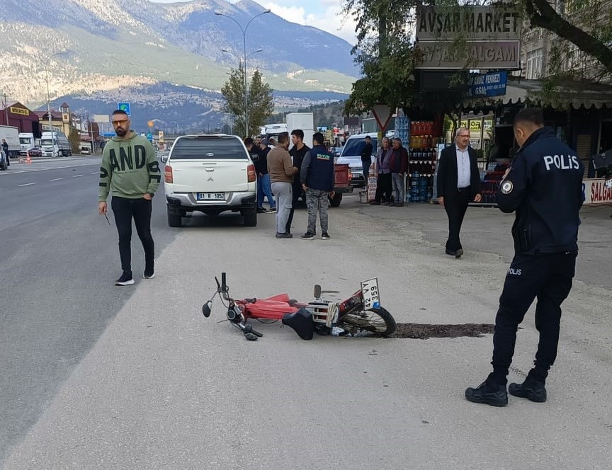 Otomobille çarpışan motosiklet sürücüsü, ağır yaralandı