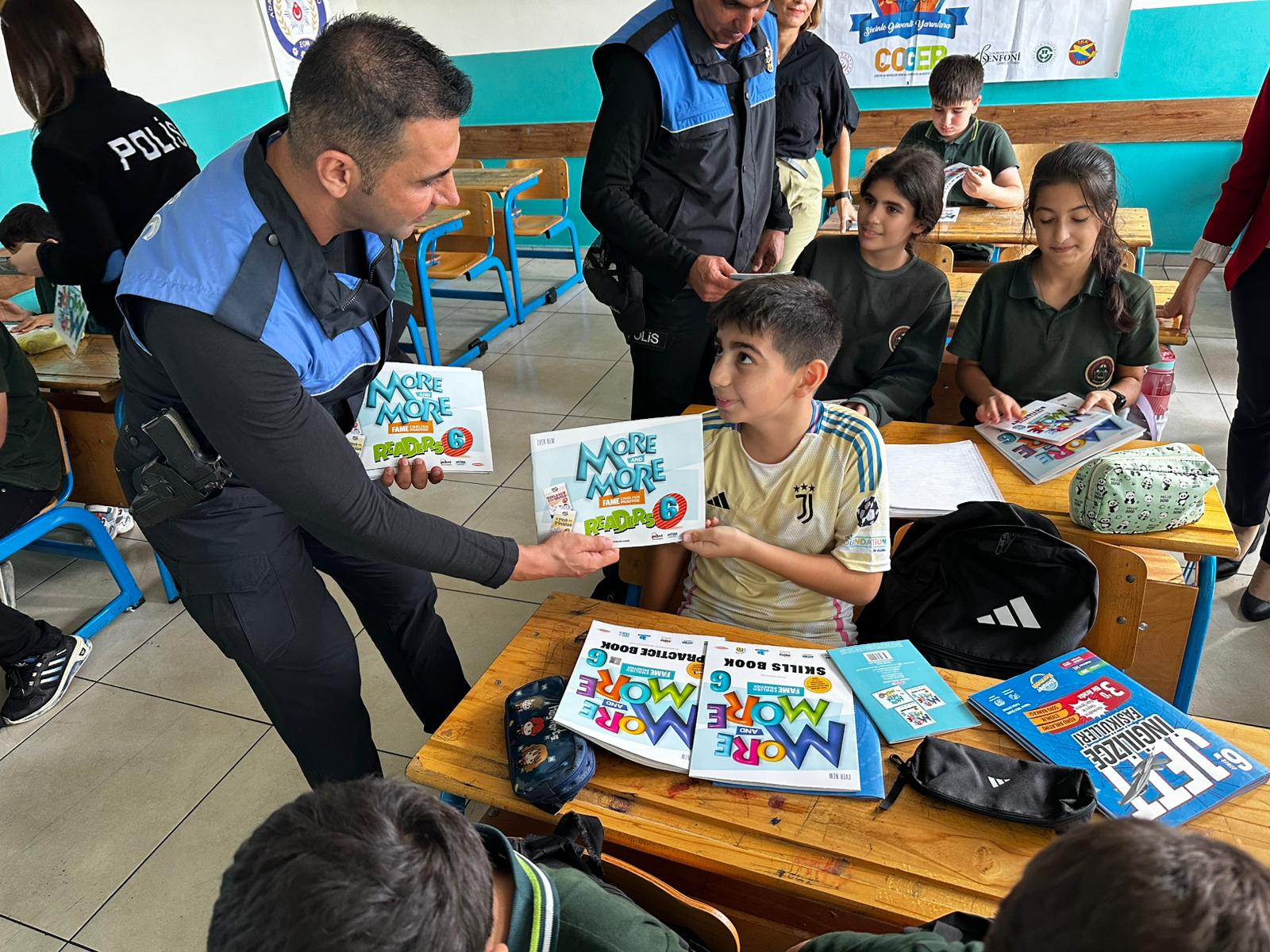 Adana Emniyetinden, öğrencilere İngilizce desteği