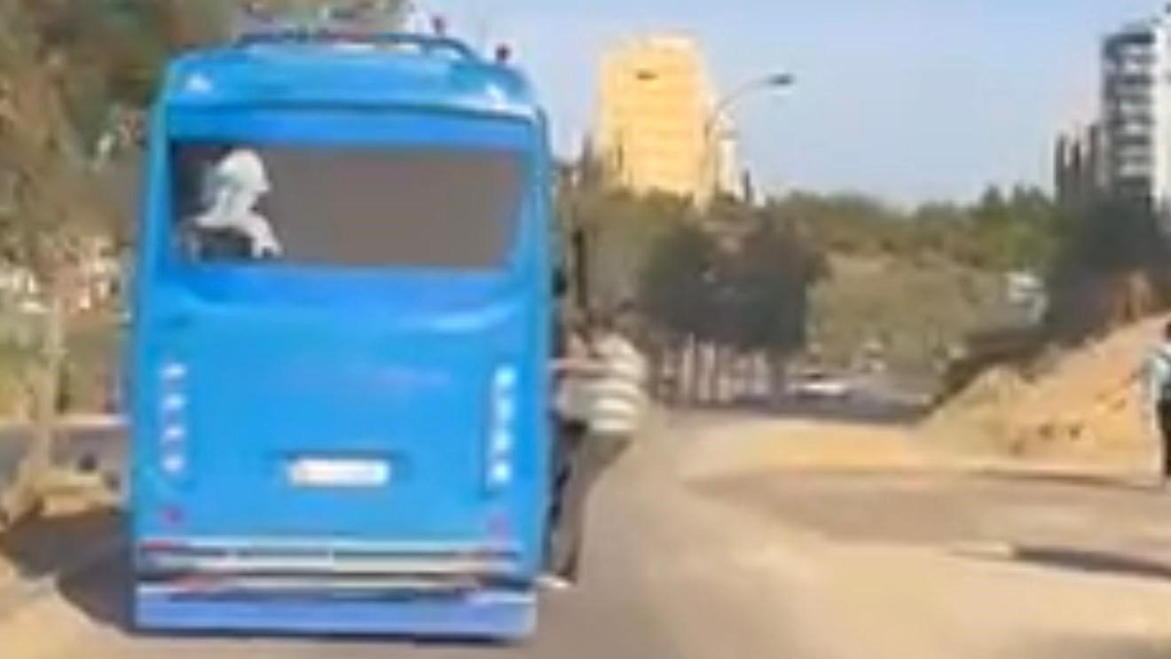 Adana'da tehlikeli anlar: Otobüsten sarkarak yolculuk yaptılar