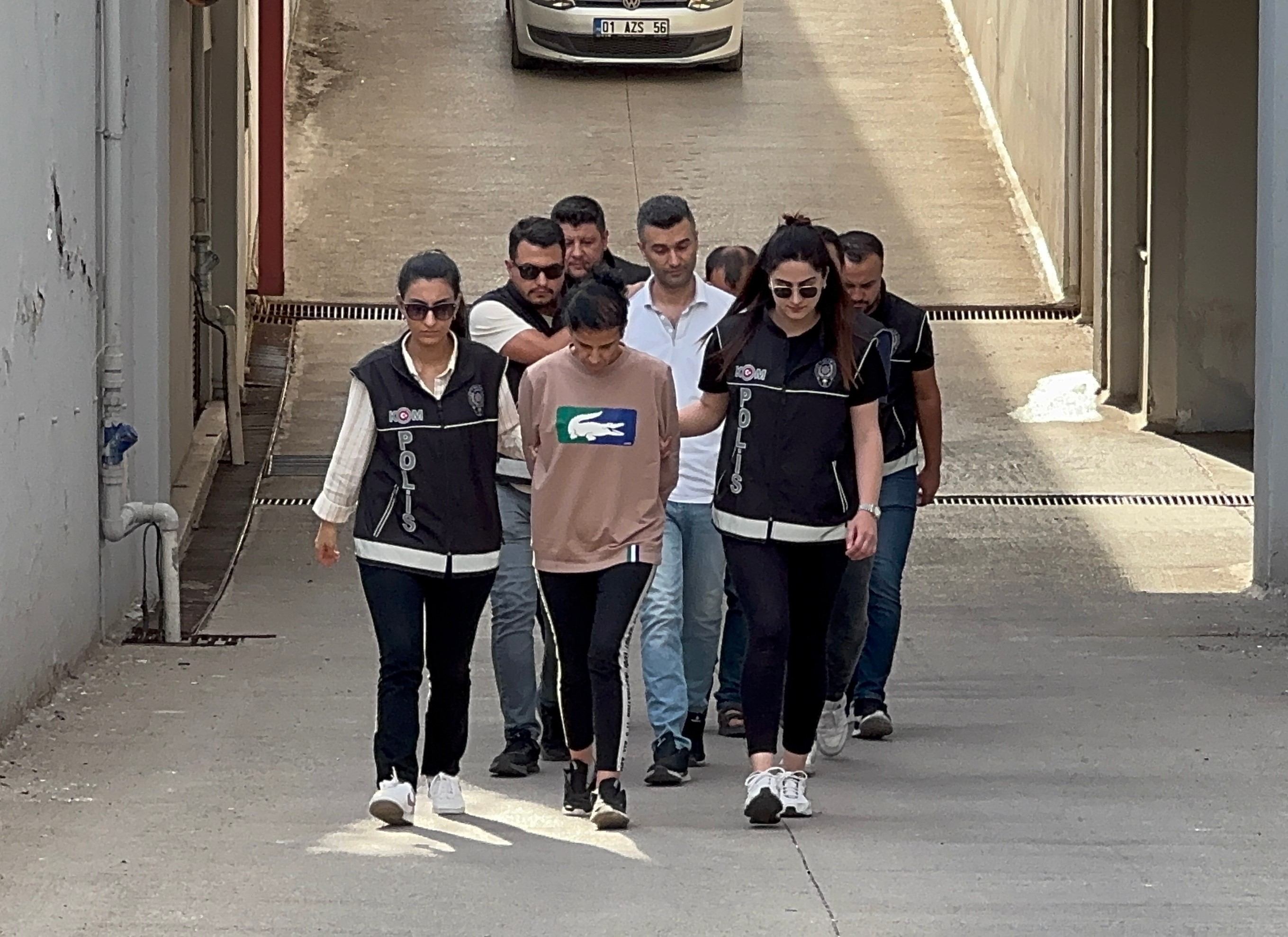 Kadınlar Günü'nde 'kurye' kılığına girip senet imzalatmışlar: 3 kişi tutuklandı