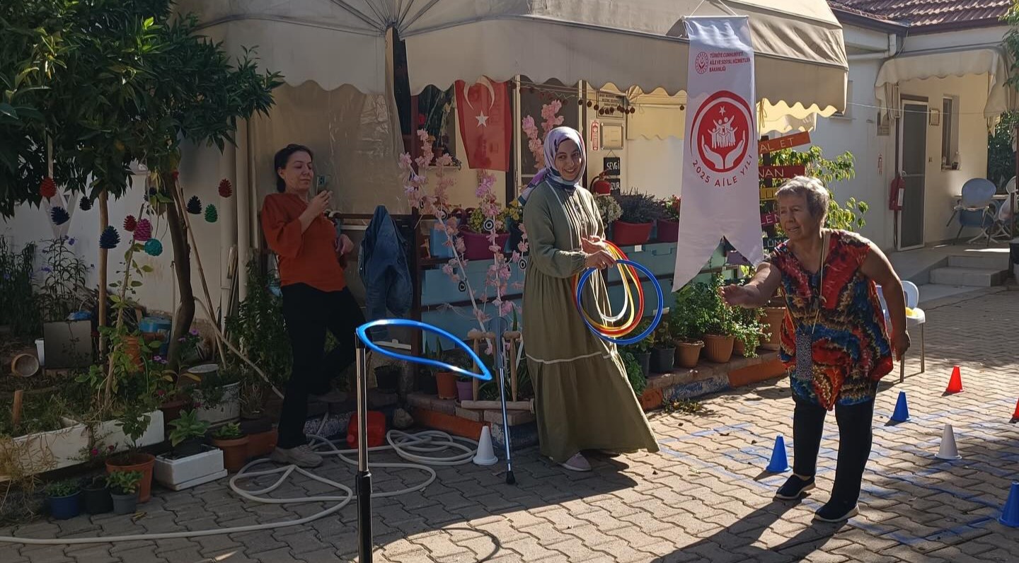 Adana'da, gençler ve yaşlılar aynı sahada buluştu