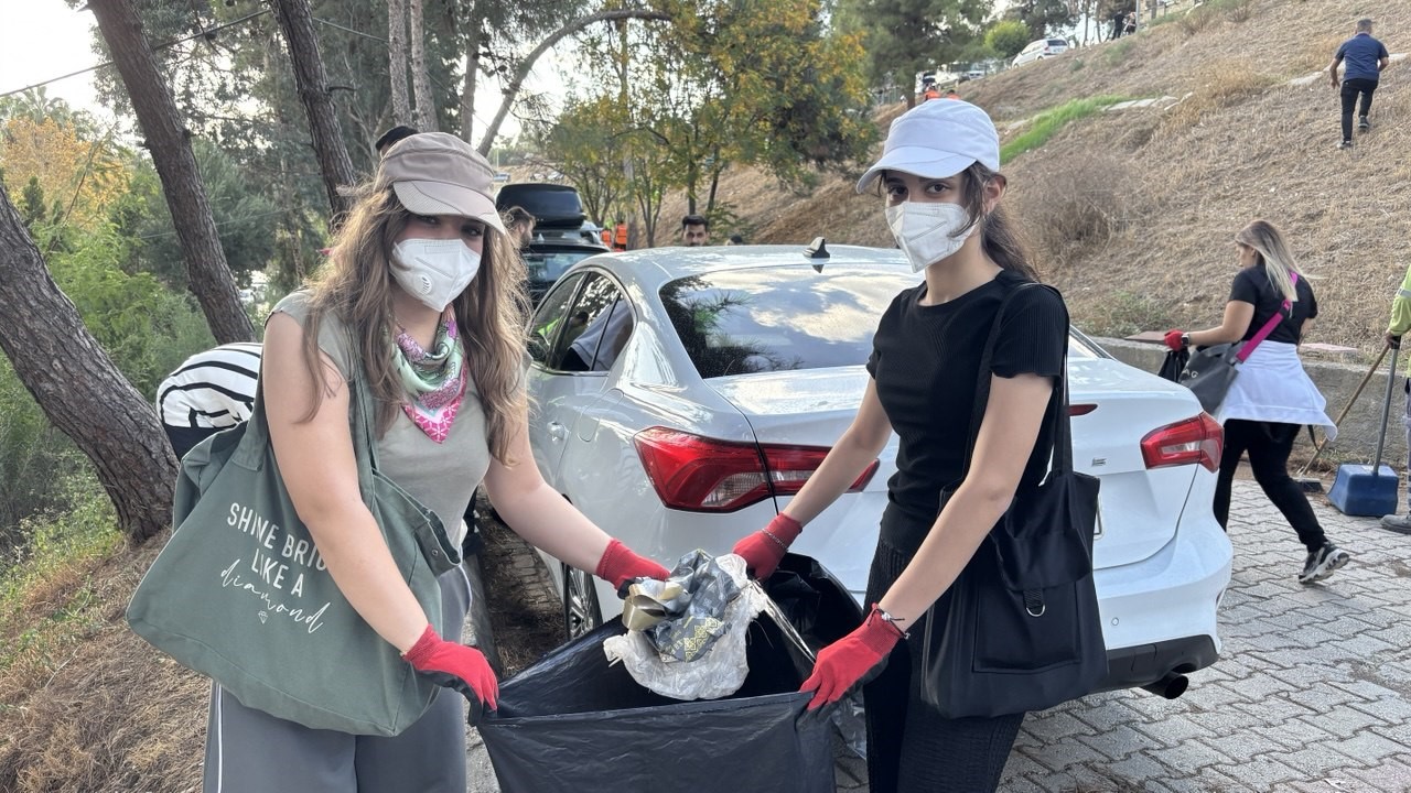 Bilinçsizler tarafından kirletilen Seyhan Nehri kenarı, sosyal medyadan örgütlenen vatandaşlar tarafından temizlendi!