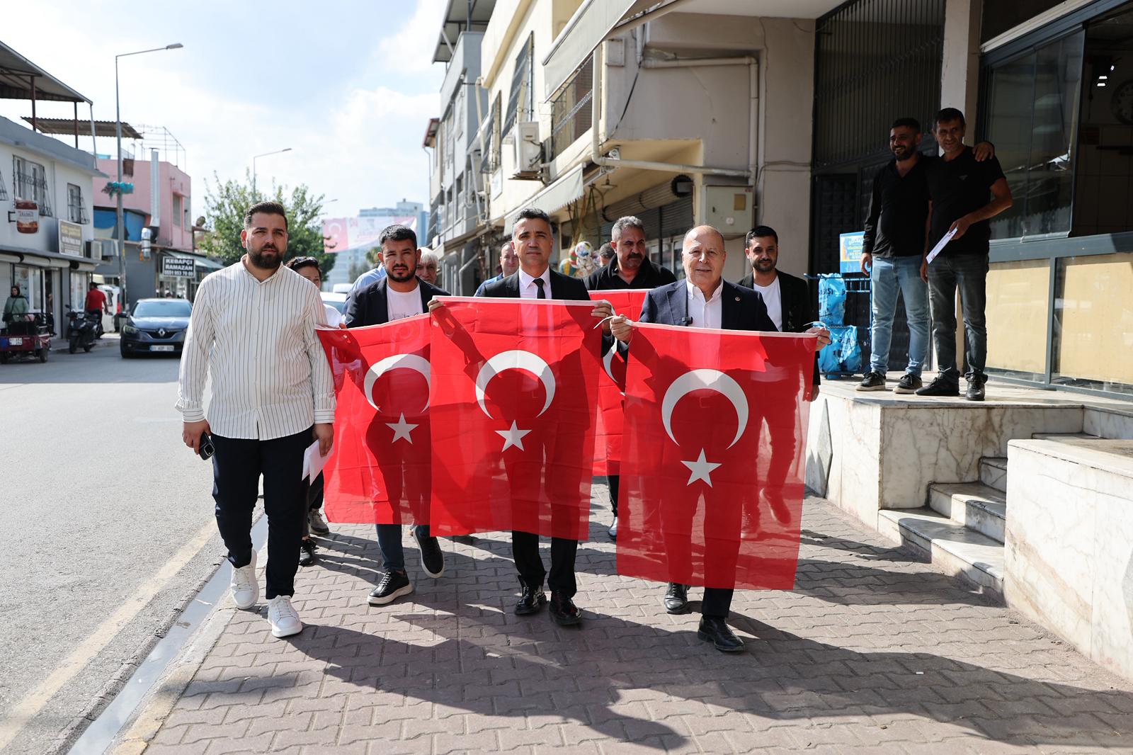 Yüreğir Belediyesi’nden Esnafa Cumhuriyet Bayramı Hediyesi: Türk Bayrağı