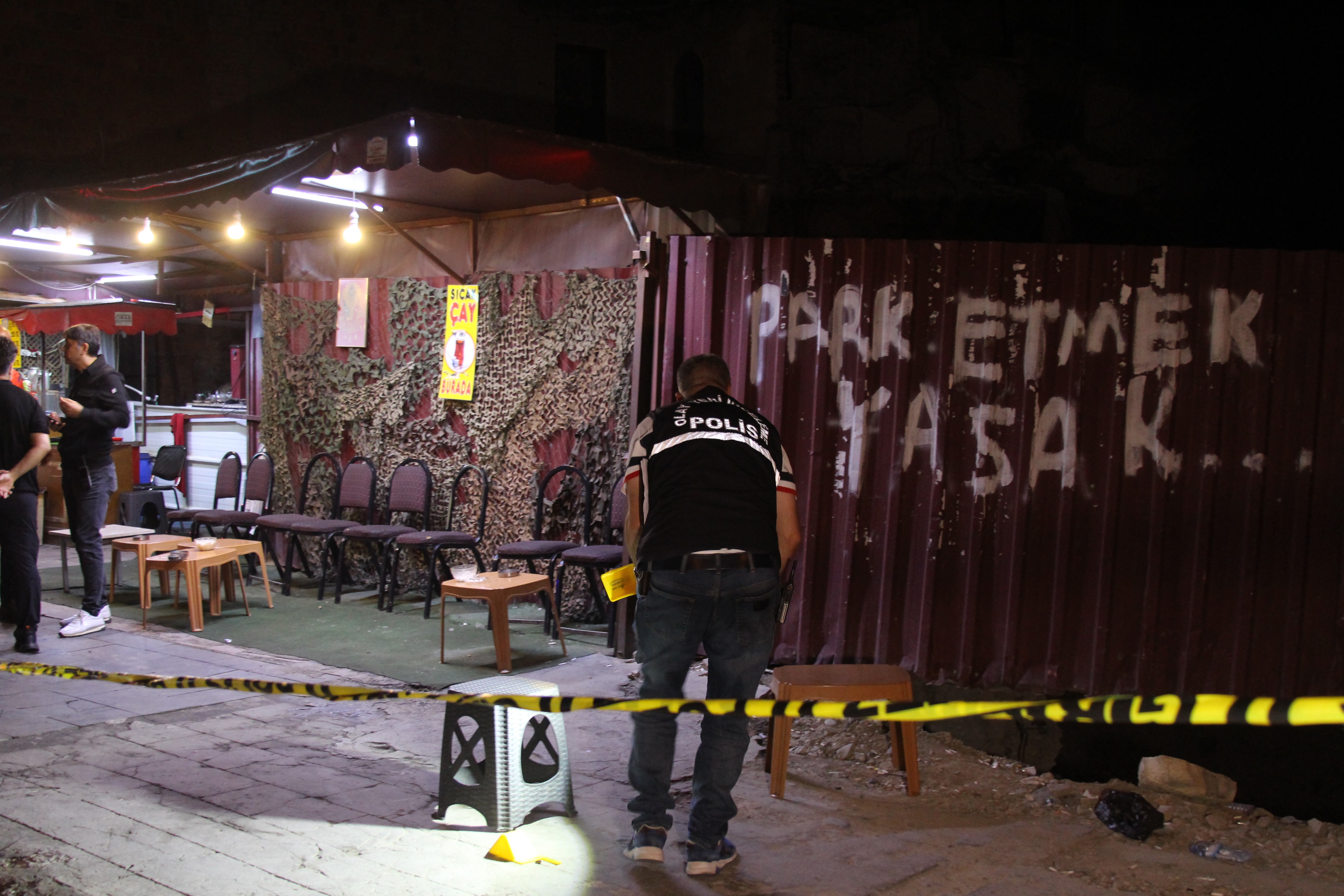 Adana'da çay ocağına kurşun yağmuru: Polis aracı hedef oldu