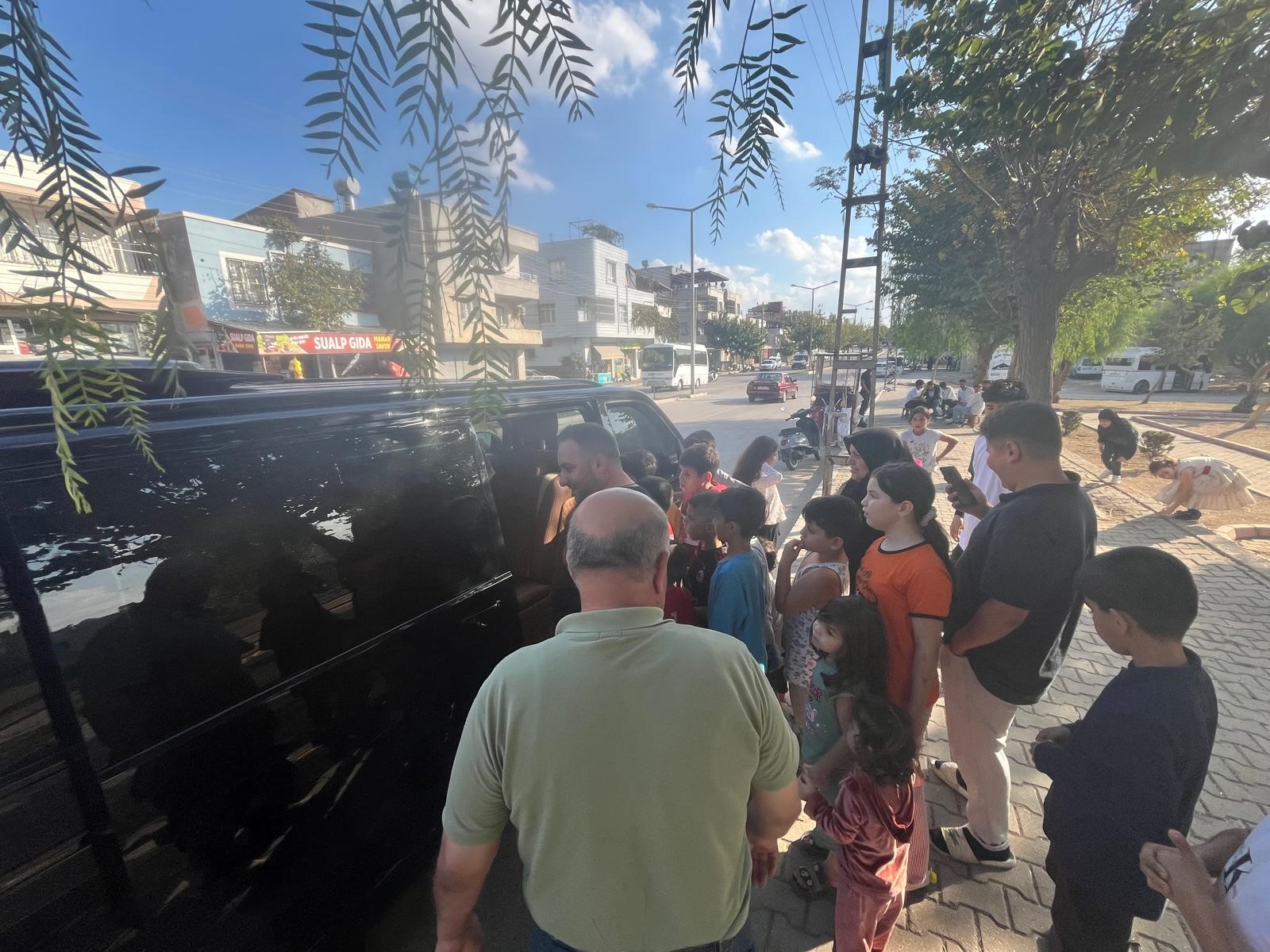 Çocuklar, hediye oyuncaklarla sevindi