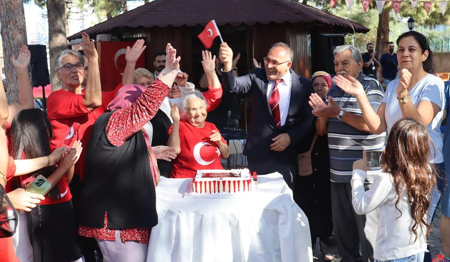 Cumhuriyet Bayramı, huzurevinde coşkuyla kutlandı