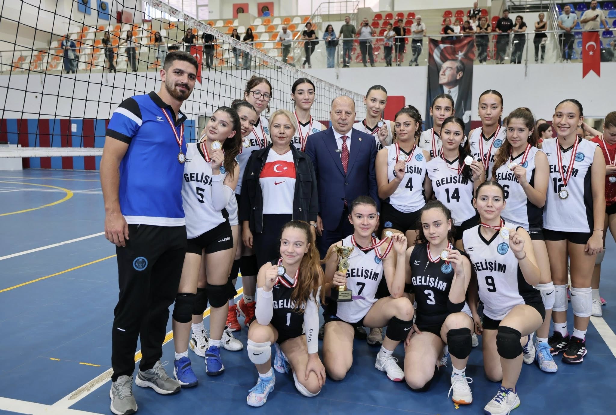Cumhuriyet Kupası Kızlar Voleybol Turnuvası’nda coşku sahadaydı 